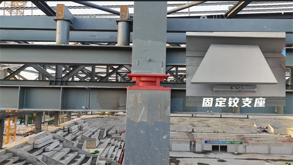 1736733208375844.png 桁架兩端通過箱體連接于框架柱頂?shù)某善饭潭ㄣq支座上方.png