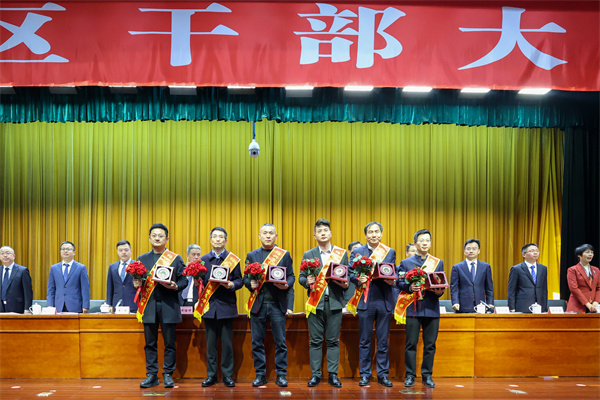 1739857880100225.jpg 集團執(zhí)行董事長兼執(zhí)行總裁孫關(guān)富領(lǐng)獎 (2).jpg