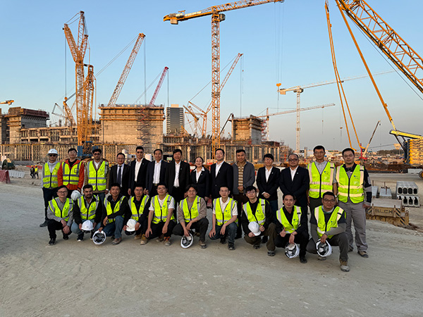 1740623666275001.jpg 與阿美體育場(chǎng)項(xiàng)目人員合影.jpg