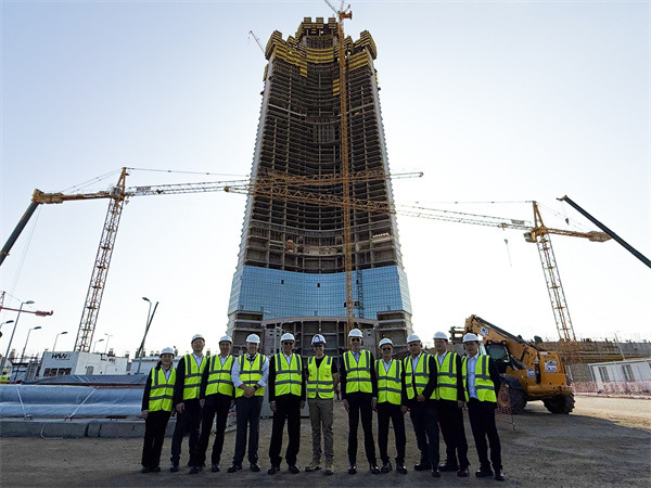 1740623707121030.jpg 帝王塔合影.jpg