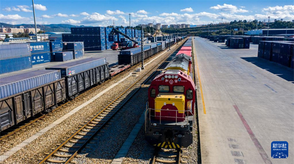 中老鐵路國際貨物列車?？吭谥需F聯(lián)集昆明中心站（無人機(jī)照片）。新華社記者 胡超 攝.jpg